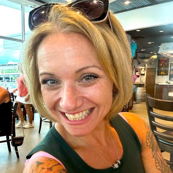 Meet your Posher, Erin - Picture 1 of 3